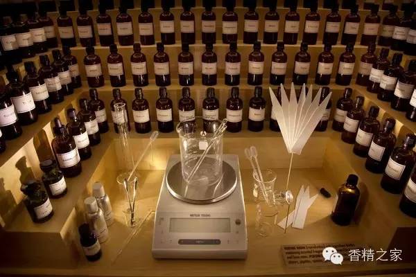 精品国产美女福领在线 调香师工作台的秘密